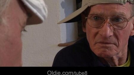 Jovens namoradas serviram dois idosos