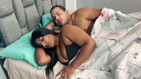 Acordar juntos e sentir imediatamente seu pau pressionando contra a bunda dela
