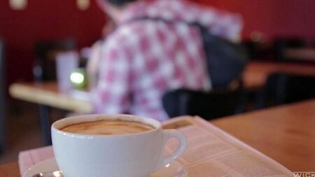 O cara pegou um asiático em um café e fodido
