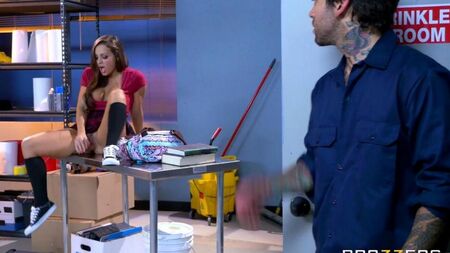 Abigail Mac fode com um limpador na sala dos fundos