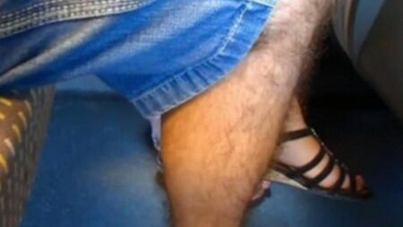 Escalou com a mão para a mulher debaixo da saia e começou a esmagar a vagina com os dedos
