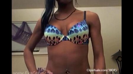 Mulher negra se masturba em frente à webcam