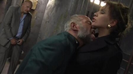 Pornô cruel no território da prisão