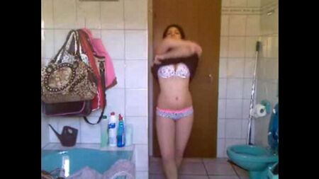 Estudante paquistanesa se masturba no banheiro