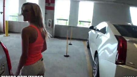 Sexo com uma loira em um carro em um carro