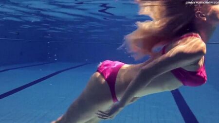 Beleza nua nadar na piscina