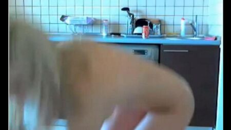 Young se masturba a virgem no bate -papo de vídeo