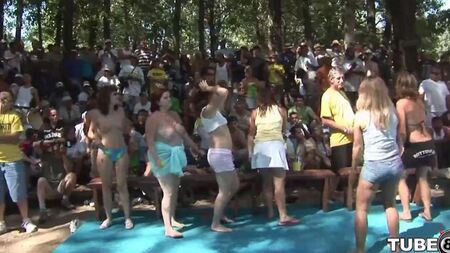 Jovens se divertem na floresta
