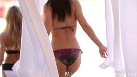 A garota observa o cara fode sua mãe