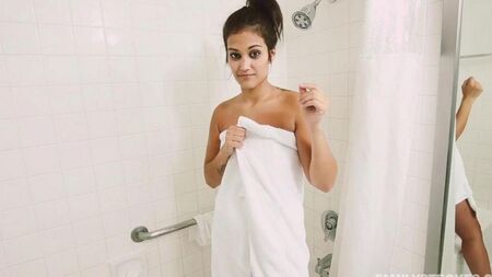 Beleza nua no chuveiro e primeiro sexo