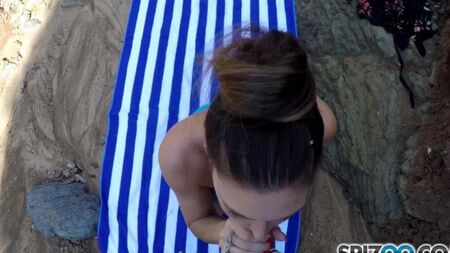 Jessica James fode com um cara na natureza