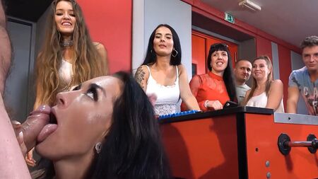 Bem, garotas, qual de vocês vai me encantar com um buraco hoje?