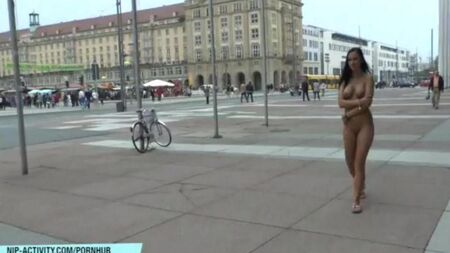 Chick nu a caminhar pelas ruas da cidade
