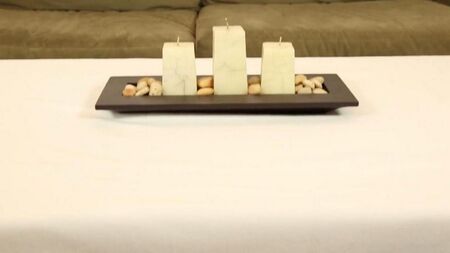 Chloe Amur tocando o cliente sob a mesa de massagem