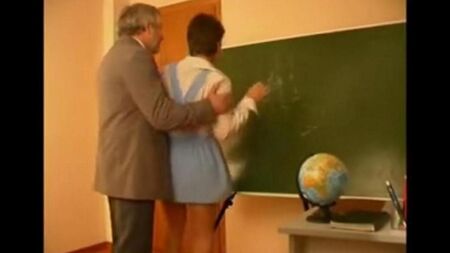 O velho professor seduziu e fodiu um aluno