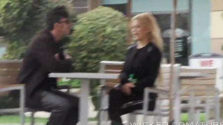A loira se rendeu diretamente ao carro