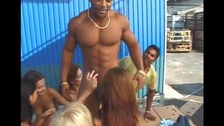 Orgia com negro em público