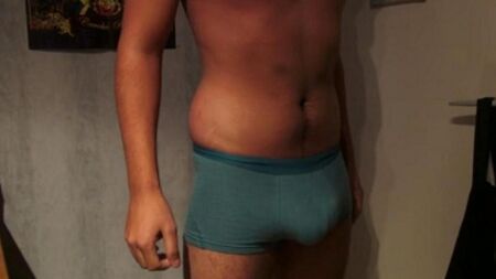 Um homem dispara com esperma direto em sua cueca de superexcitação