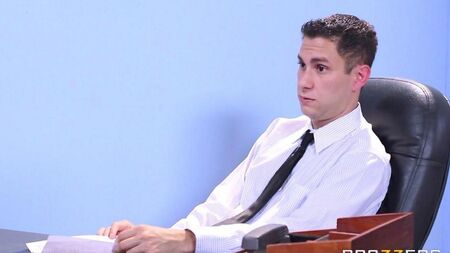 Dois filhotes se renderam a um homem em uma entrevista