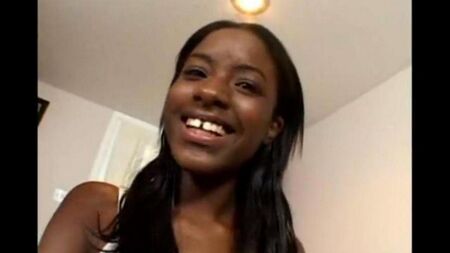 Uma jovem negra rasga branca