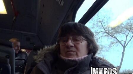 Diretamente no ônibus fodiu a garota na bunda