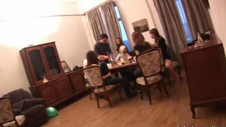 Estudantes russos encenaram um gangbang em uma festa