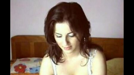 A beleza romena atraiu o cliente em um bate -papo por vídeo
