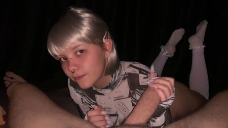 Assim que o membro bate nas mãos, imediatamente como uma prostituta se comportou