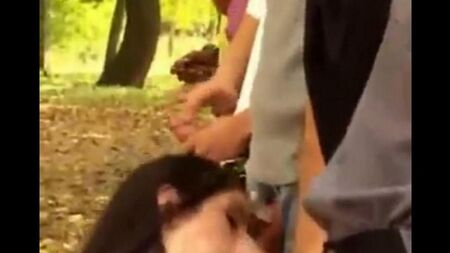 Quatro atacaram e estuprados em todos os buracos na rua
