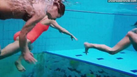 Câmera escondida fotografou garotas nuas na piscina