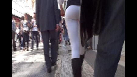 A câmera segue a suculenta bunda argentina
