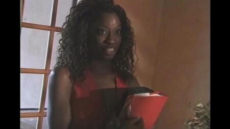 Uma jovem negra suga o pênis de um professor