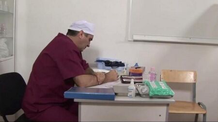 O médico inseriu o paciente com um extensor de buceta