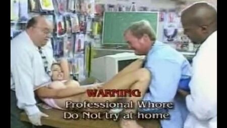 Testando um vibrador gigante em uma garota