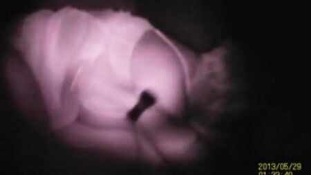 Através do buraco na parede, remova os vizinhos sexuais