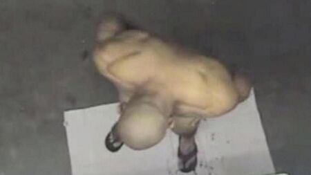 Câmera escondida no chuveiro mostrou um homem nu