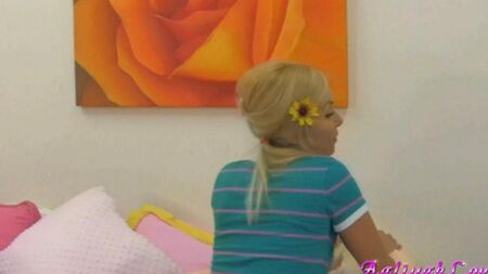 Loira em esfregar uma buceta em um brinquedo macio