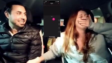 A menina recebe um orgasmo no carro enquanto os dedos do seu pau
