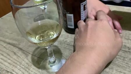 A beleza adulta bebeu um pouco de vinho e quer sexo