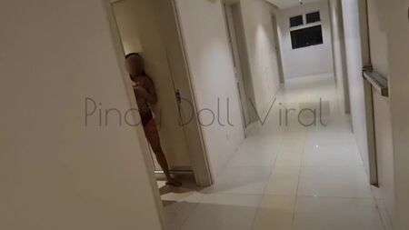 A beleza é removida em casa e chupa um pau de joelhos