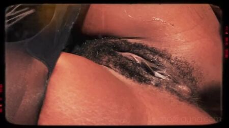 Garota negra com cabelos verdes suga um vibrador