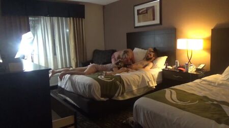 Dois mamilos com bundas grandes sugam um amante de pau