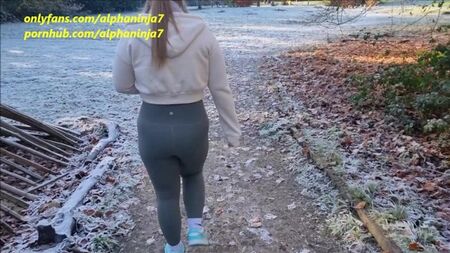 Mulher adulta de calça apertada fode na boca no parque