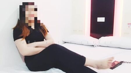 A garota esconde seu rosto e pula em um membro para o saque
