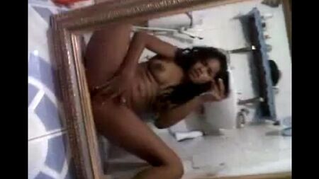 Nigersha nua se atira na câmera no telefone