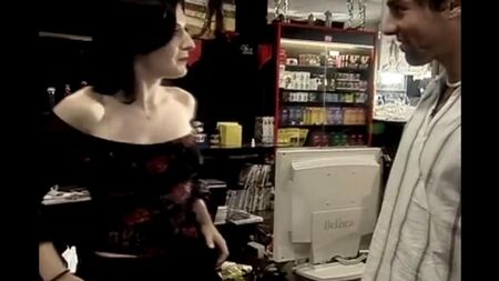 Sexo rápido com uma vendedora atrás do balcão