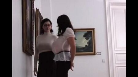 Grandes peitos de duas lésbicas no museu