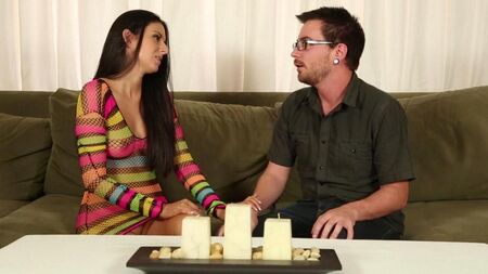 A beleza sensual serve um botânico de massagem