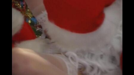 Papai Noel fodiu uma donzela sexy de neve em meias sob uma árvore de Natal