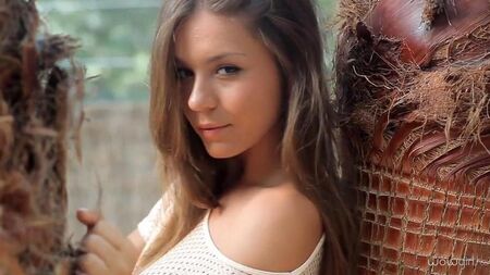Jovem beleza russa realiza striptease